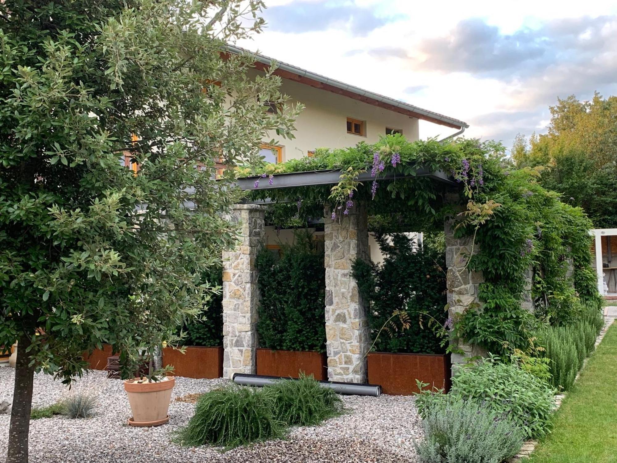 House Wisteria Apartment *